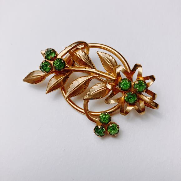 Mid Century Gold Tone Green Rhinestone Floral Brooch Prong Set 1950s Openwork - Picture 5 of 8